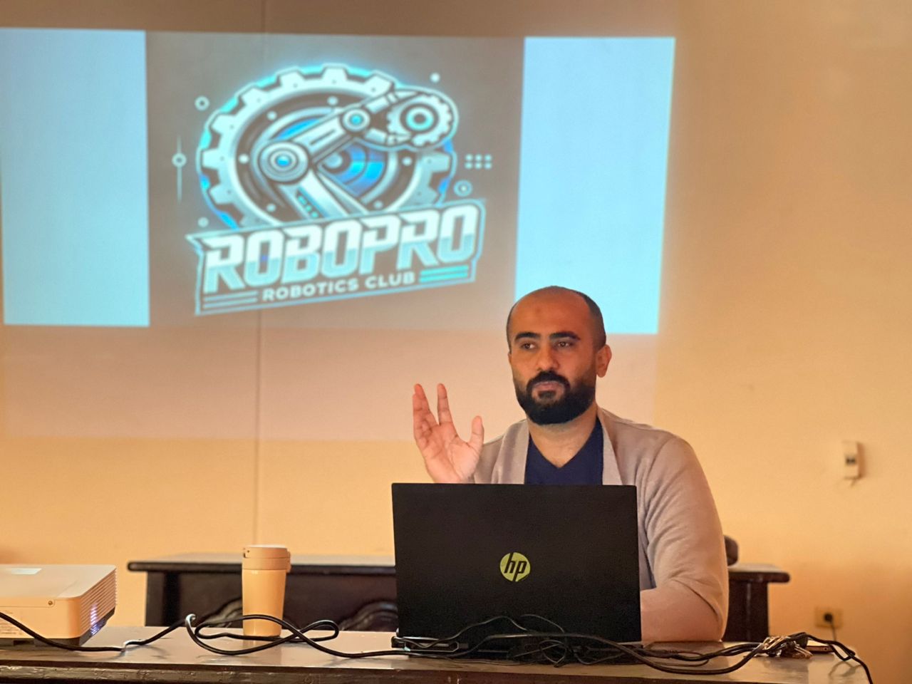 اليوم التعريفي الخاص بنادي RoboPro ومسابقة البرمجة الجامعية