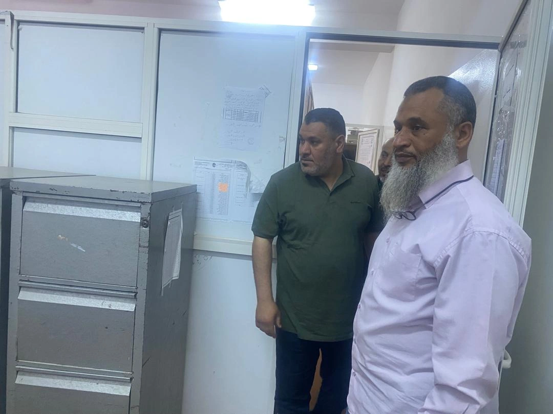 زيارة مدير إدارة ضمان الجودة بالجامعة رفقة أعضاء مجلس الجودة لبعض كليات الجامعة