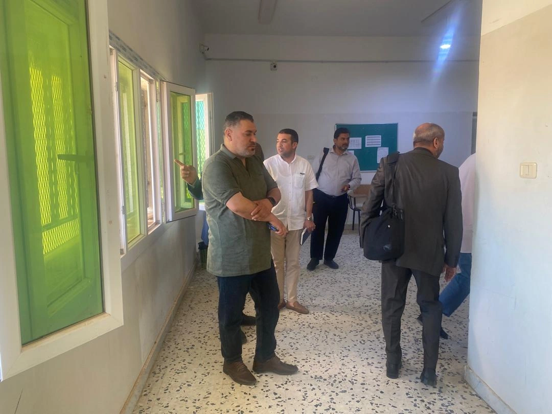 زيارة مدير إدارة ضمان الجودة بالجامعة رفقة أعضاء مجلس الجودة لبعض كليات الجامعة