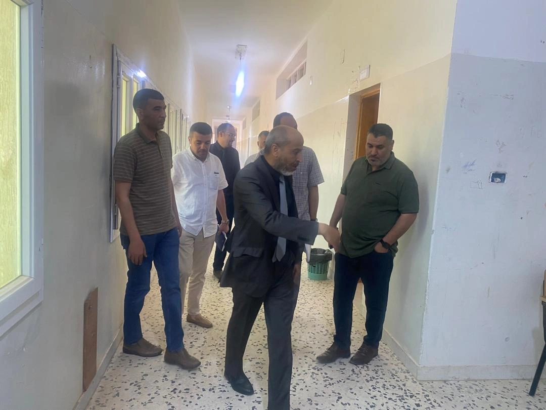 زيارة مدير إدارة ضمان الجودة بالجامعة رفقة أعضاء مجلس الجودة لبعض كليات الجامعة
